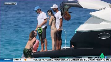 Úrsula Corberó disfruta de sus vacaciones en España junto a Chino Darín en un yate