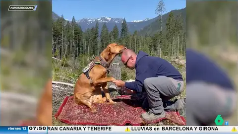 Un hombre enseña su truco para cortar las uñas de su perro: ponerse miel en la cabeza para entretenerlo