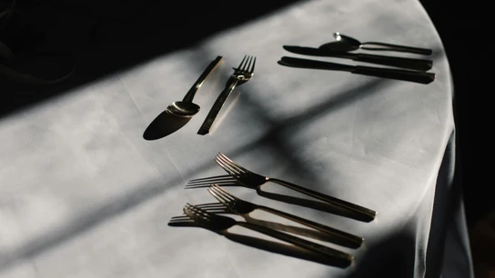 Unos cubiertos bien colocados sobre una mesa. Unos cubiertos bien colocados sobre una mesa.