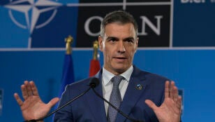 El presidente del Gobierno, Pedro S&aacute;nchez, habla en una rueda de prensa tras las reuniones de la cumbre de la OTAN