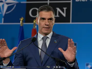 El presidente del Gobierno, Pedro Sánchez, habla en una rueda de prensa tras las reuniones de la cumbre de la OTAN