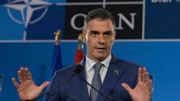 El presidente del Gobierno, Pedro Sánchez, habla en una rueda de prensa tras las reuniones de la cumbre de la OTAN