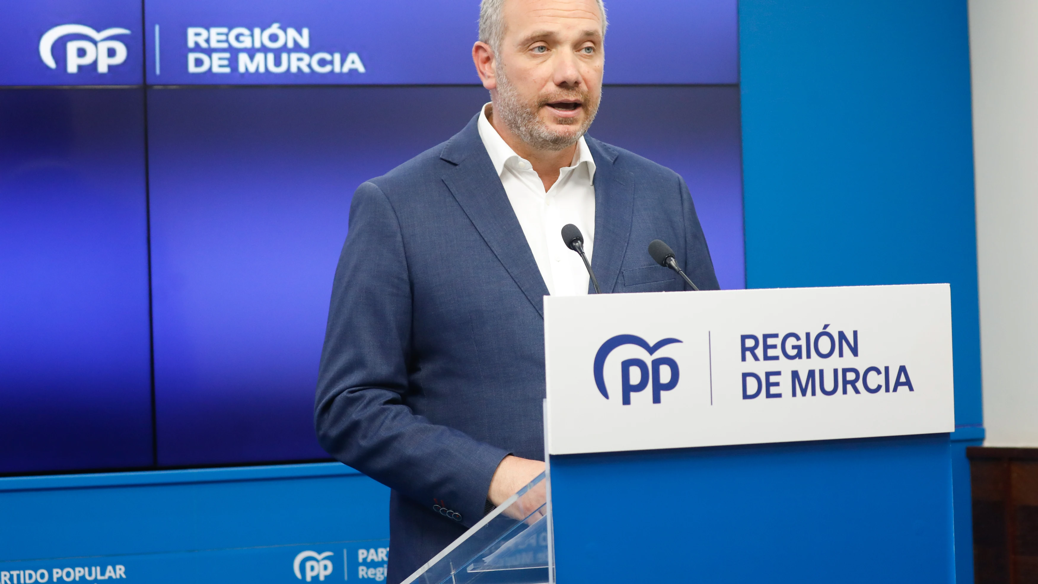 El vicesecretario de Organización, Comunicación y Electoral del PP de Murcia, Joaquín Segado, ofrece una rueda de prensa sobre actualidad política, en la sede regional del PP, a 12 de julio de 2024, en Murcia