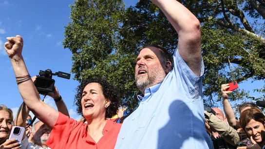 La secretaria general de ERC, Marta Rovira, y el expresidente del partido, Oriol Junqueras, se reencuentran en Cantallops (Girona). La secretaria general de ERC, Marta Rovira, y el expresidente del partido, Oriol Junqueras, se reencuentran en Cantallops (Girona).