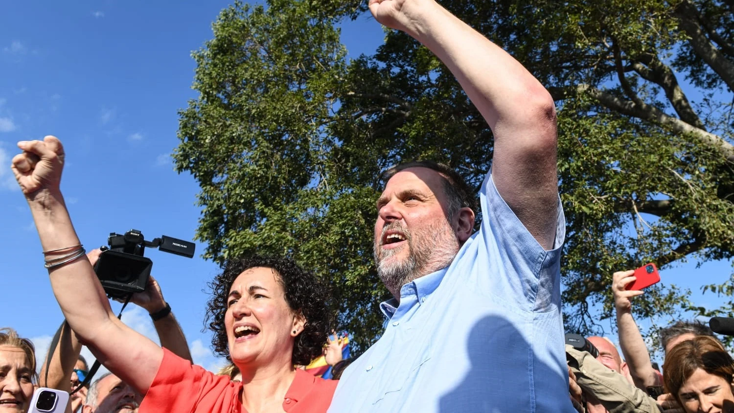 La secretaria general de ERC, Marta Rovira, y el expresidente del partido, Oriol Junqueras, se reencuentran en Cantallops (Girona).