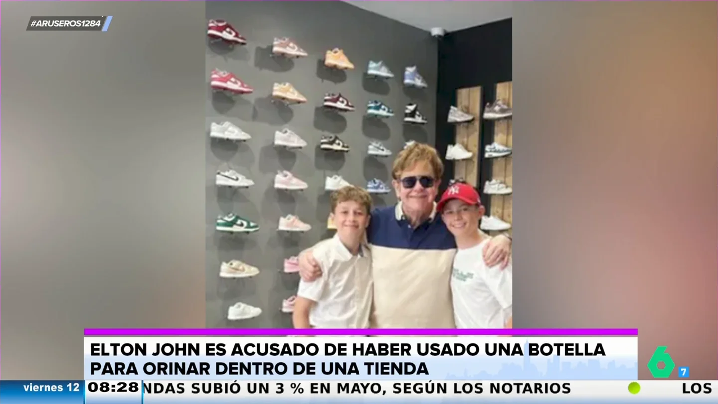 Elton John orina en una botella en una tienda de lujo en Niza tras no poder usar el baño y termina salpicando Elton John orina en una botella en una tienda de lujo en Niza tras no poder usar el baño y termina salpicando