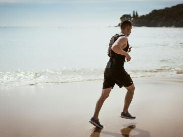 Un hombre practicando deporte en la playa