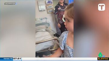 La divertida reacción de una niña que va al hospital a conocer a su hermana, pero se encuentra con que son gemelas