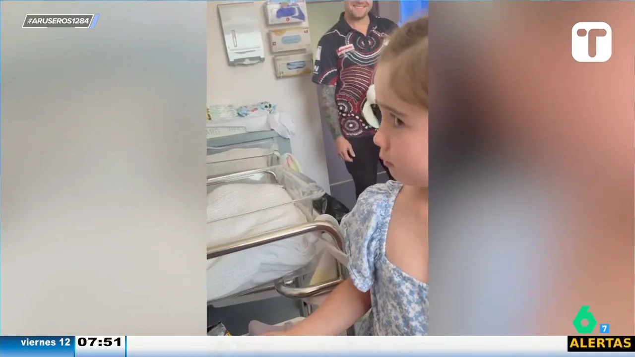 La divertida reacción de una niña que va al hospital a conocer a su hermana, pero se encuentra con que son gemelas