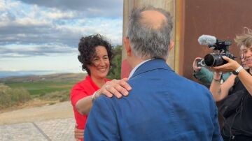 Marta Rovira saluda a Jordi Turull en Salses, Francia, antes de regresar a Cataluña.