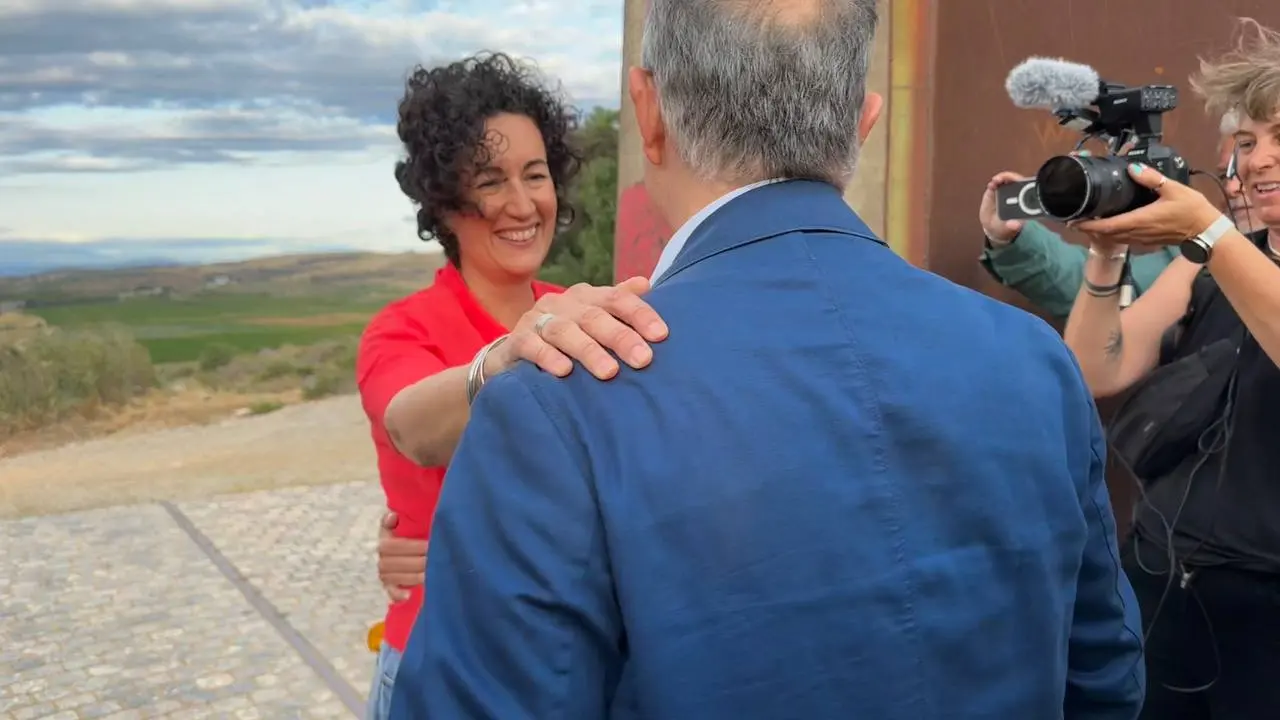 Marta Rovira saluda a Jordi Turull en Salses, Francia, antes de regresar a Cataluña.
