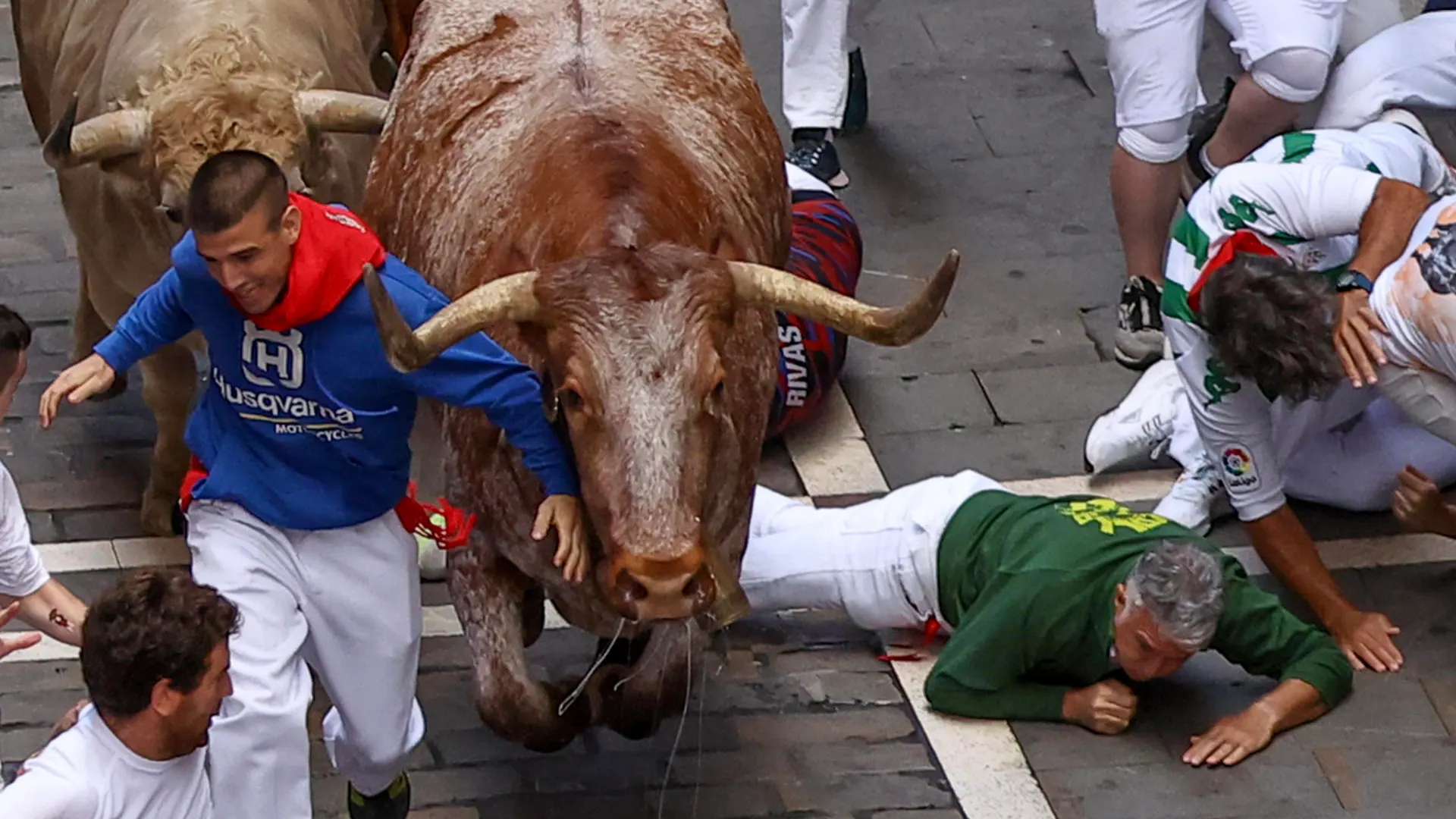 Los mozos son perseguidos por toros de la ganadería de Jandilla, de Mérida (Badajoz), durante el sexto encierro de los Sanfermines 2024, este viernes en Pamplona. 