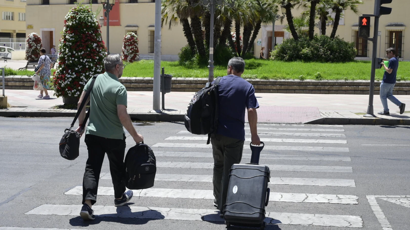 Agentes de la UCO salen de la Diputación de Badajoz tras el registro, a 10 de julio de 2024, en Badajoz, Extremadura (España).