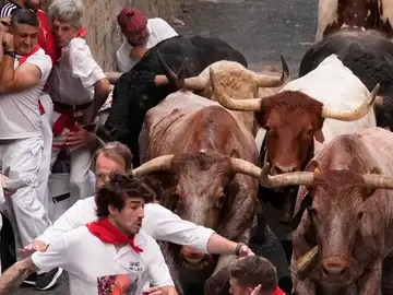 Los toros de la ganadería de Jandilla recorren la cuesta de Santo Domingo durante el sexto encierro de los Sanfermines 2024 celebrado este viernes en Pamplona.
