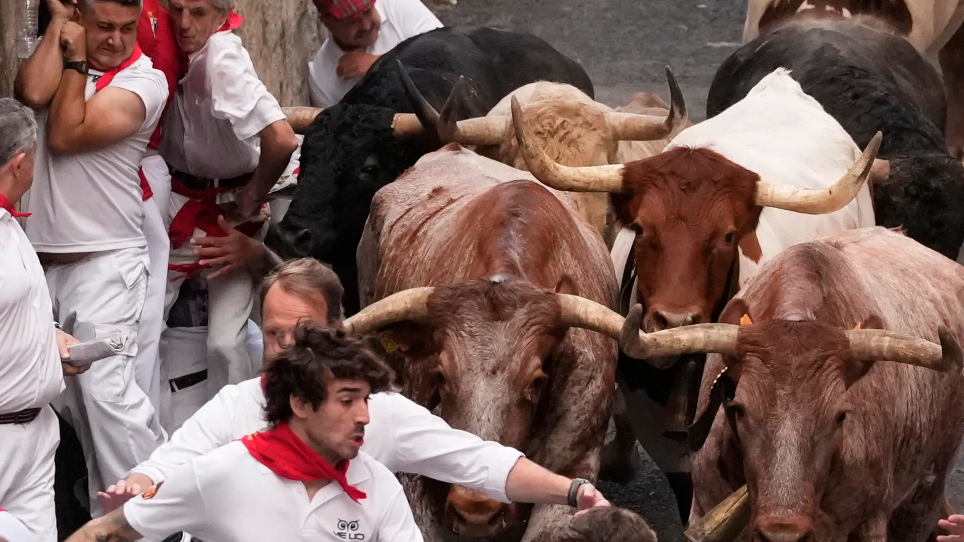 Los toros de la ganadería de Jandilla recorren la cuesta de Santo Domingo durante el sexto encierro de los Sanfermines 2024 celebrado este viernes en Pamplona.