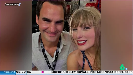 Roger Federer y Taylor Swift, la foto más viral: así se intercambió el extenista pulseras de la amistad con las fans Roger Federer y Taylor Swift, la foto más viral: así se intercambió el extenista pulseras de la amistad con las fans