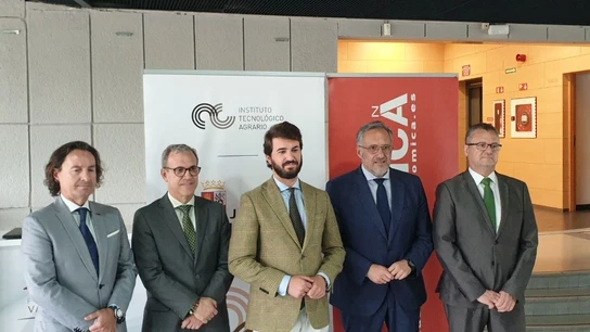 El vicepresidente de la Junta, Juan García-Gallardo (centro), junto al consejero de Empleo, Mariano Veganzones, y el consejero de Agricultura, Ganadería y Desarrollo Rural, Gerardo Dueñas El vicepresidente de la Junta, Juan García-Gallardo (centro), junto al consejero de Empleo, Mariano Veganzones, y el consejero de Agricultura, Ganadería y Desarrollo Rural, Gerardo Dueñas