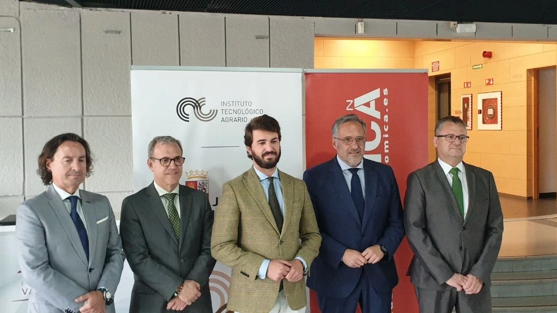 El vicepresidente de la Junta, Juan García-Gallardo (centro), junto al consejero de Empleo, Mariano Veganzones, y el consejero de Agricultura, Ganadería y Desarrollo Rural, Gerardo Dueñas