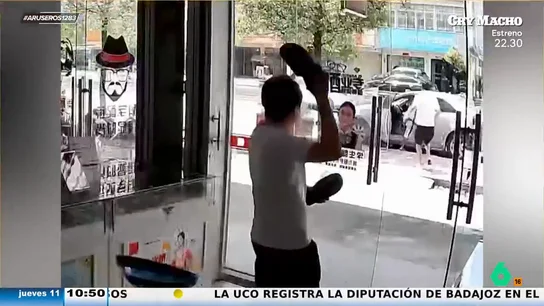 El divertido momento en el que encargado de una tienda ahuyenta a un ladrón con una simple chancleta El divertido momento en el que encargado de una tienda ahuyenta a un ladrón con una simple chancleta