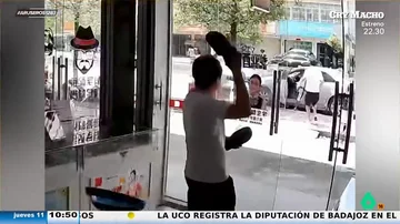 El divertido momento en el que encargado de una tienda ahuyenta a un ladrón con una simple chancleta