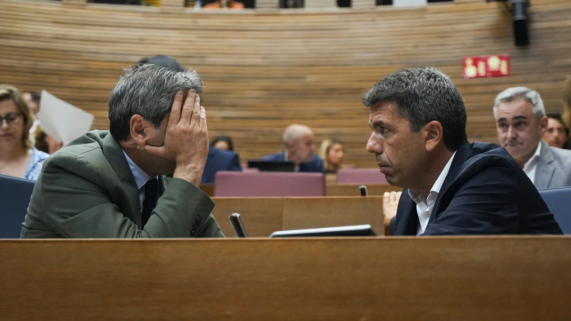 El vicepresidente primero y conseller de Cultura y Deporte, Vicente Barrera (i) y el presidente de la Generalitat Valenciana y presidente del PPCV, Carlos Mazón (d)
