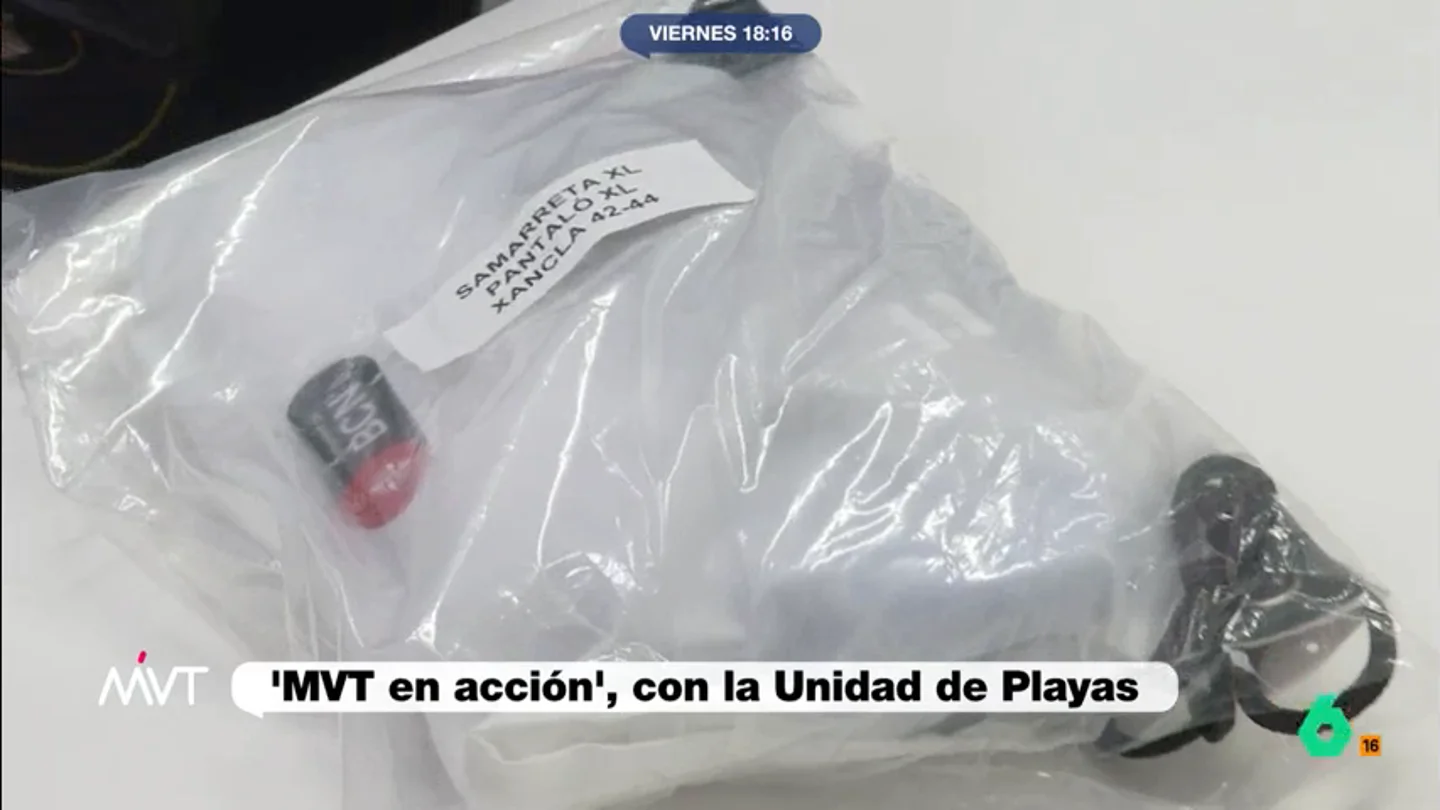 Un agente explica qué es el "kit de hurto" de la Guardia Urbana de Barcelona para las víctimas de robos en la playa 'MVT en acción' patrulla junto a la Unidad de Playas de la Guardia Urbana en una jornada donde es testigo de la detención de un hombre que había intentado robar un reloj valorado en 10.000 euros y otro que se había llevado las mochilas de un bañista.