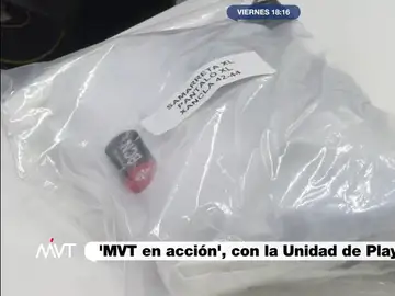Un agente explica qué es el &quot;kit de hurto&quot; de la Guardia Urbana de Barcelona para las víctimas de robos en la playa