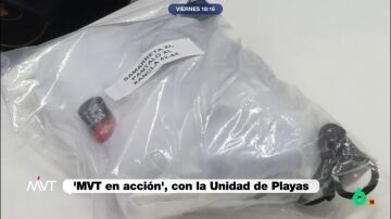 Un agente explica qué es el "kit de hurto" de la Guardia Urbana de Barcelona para las víctimas de robos en la playa
