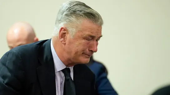 El actor Alec Baldwin reacciona a la decisión de la jueza en la causa donde estaba acusado de homicidio imprudente El actor Alec Baldwin reacciona a la decisión de la jueza en la causa donde estaba acusado de homicidio imprudente
