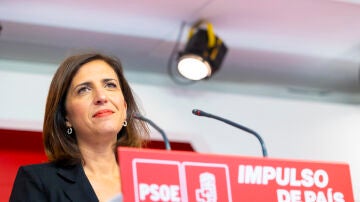  La portavoz del PSOE, Esther Peña, en una rueda de prensa en Ferraz (Archivo)
