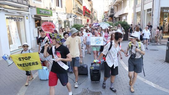 Varias personas protestan en Palma contra el turismo masivo en Mallorca