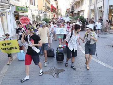 Varias personas protestan en Palma contra el turismo masivo en Mallorca
