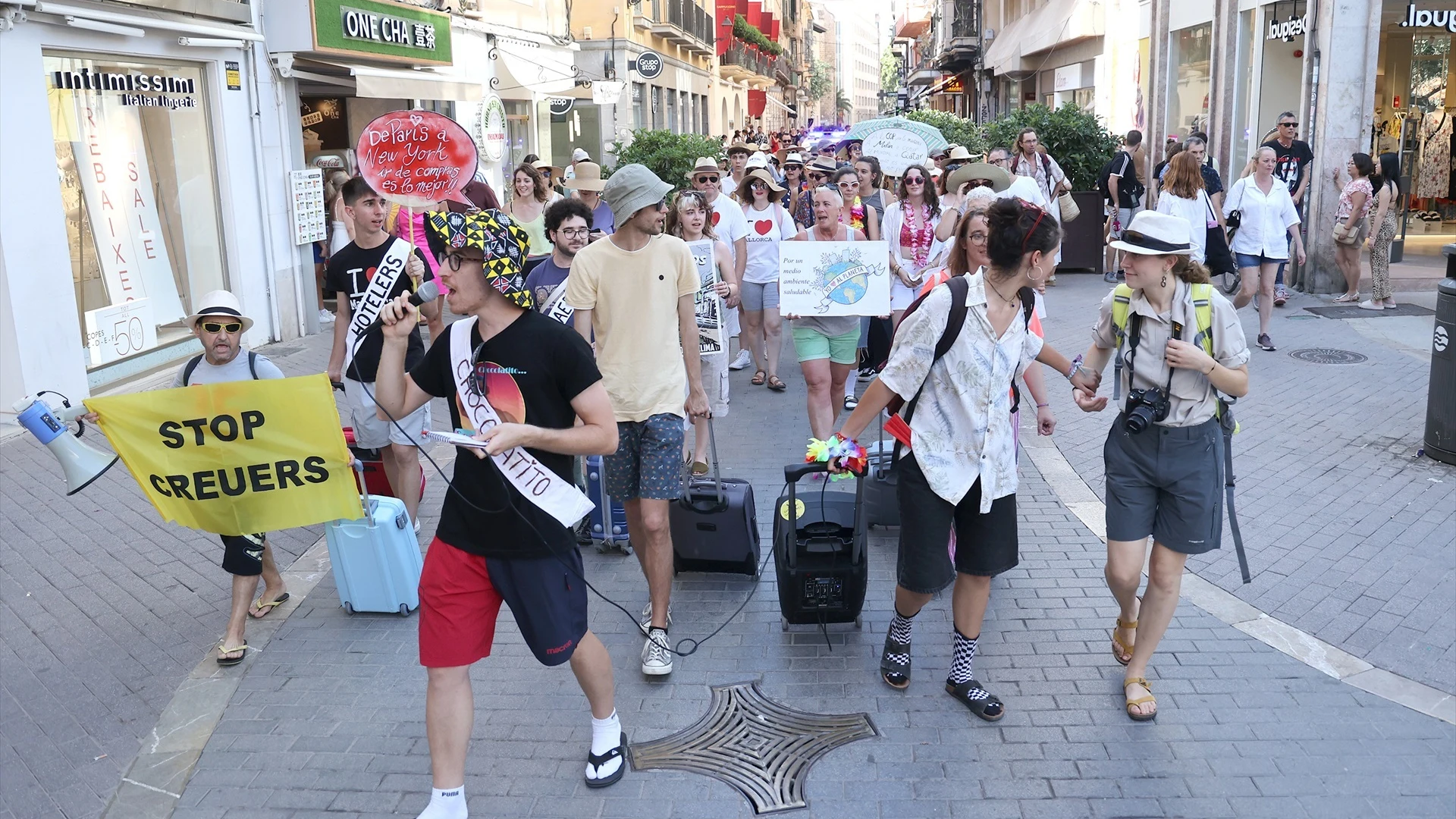 Varias personas protestan en Palma contra el turismo masivo en Mallorca