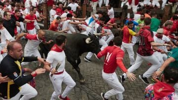 Los mozos corren entre los toros en el último encierro de San Fermín 2024