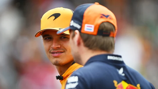 Lando Norris charla con Verstappen Lando Norris charla con Verstappen