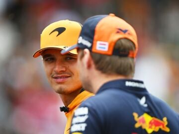 Lando Norris charla con Verstappen