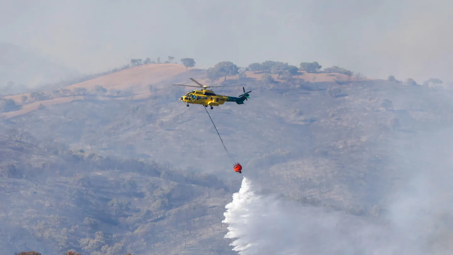 Incendio forestal en el campo de tiro de la base militar de Cerro Muriano (Córdoba, Andalucía) Incendio forestal en el campo de tiro de la base militar de Cerro Muriano (Córdoba, Andalucía)