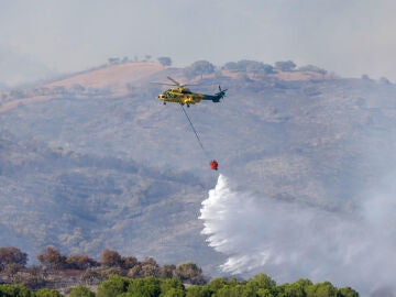 Incendio forestal en el campo de tiro de la base militar de Cerro Muriano (Córdoba, Andalucía)