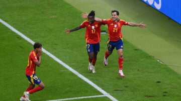 Mikel Oyarzabal celebra su gol con Nico Williams