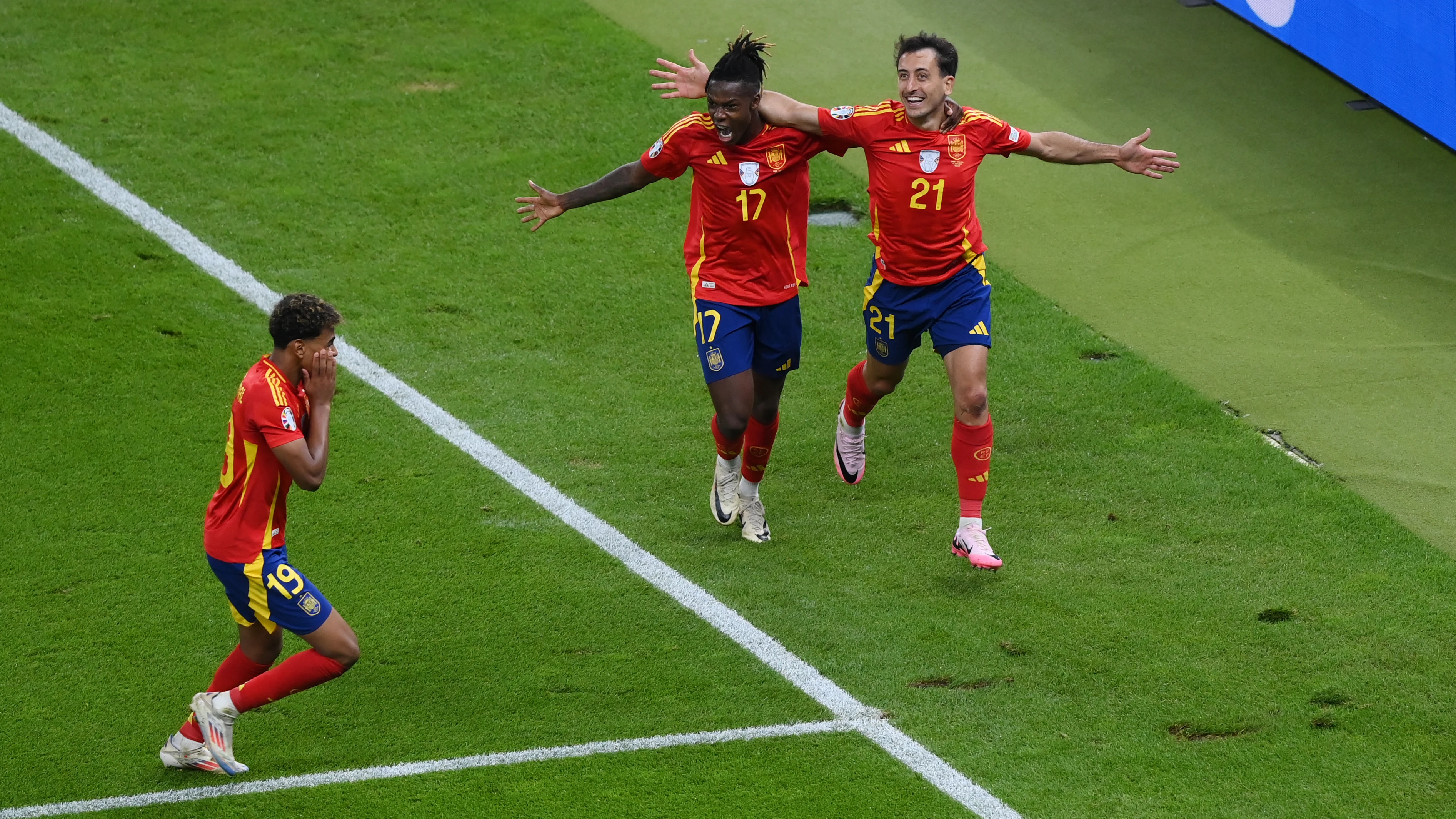 Mikel Oyarzabal celebra su gol con Nico Williams