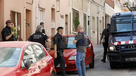 Los Mossos d'Esquadra investigan el asesinato de una mujer cuyo cadáver ha sido hallado la madrugada de este domingo en un piso de la localidad barcelonesa de Sabadell, en lo que todo apunta podría ser otro caso de violencia machista. Los Mossos d'Esquadra investigan el asesinato de una mujer cuyo cadáver ha sido hallado la madrugada de este domingo en un piso de la localidad barcelonesa de Sabadell, en lo que todo apunta podría ser otro caso de violencia machista.