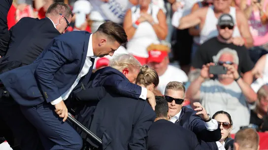 Donald Trump, tras recibir un disparo durante su mitin en Butler, Pensilvania Donald Trump, tras recibir un disparo durante su mitin en Butler, Pensilvania