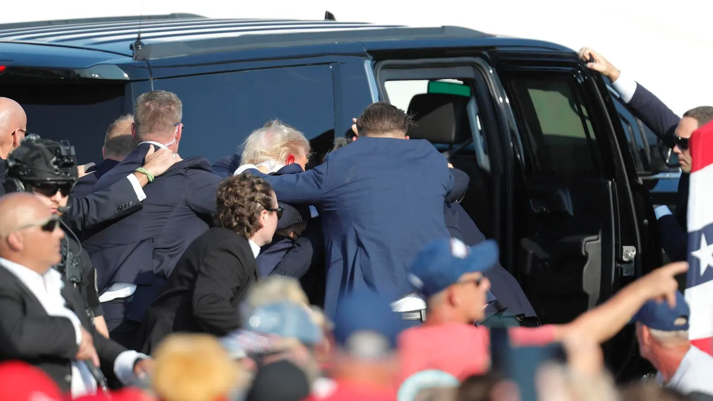 Donald Trump es evacuado tras sufrir un intento de asesinato Donald Trump es evacuado tras sufrir un intento de asesinato
