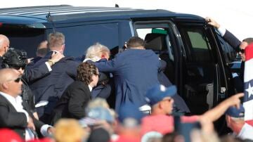 Donald Trump es evacuado tras sufrir un intento de asesinato