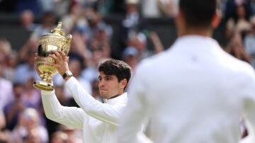 Carlos Alcaraz levanta Wimbledon