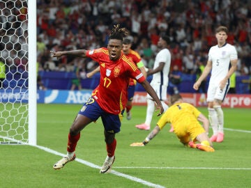 Nico Williams celebra el gol ante Inglaterra en la final de la Eurocopa