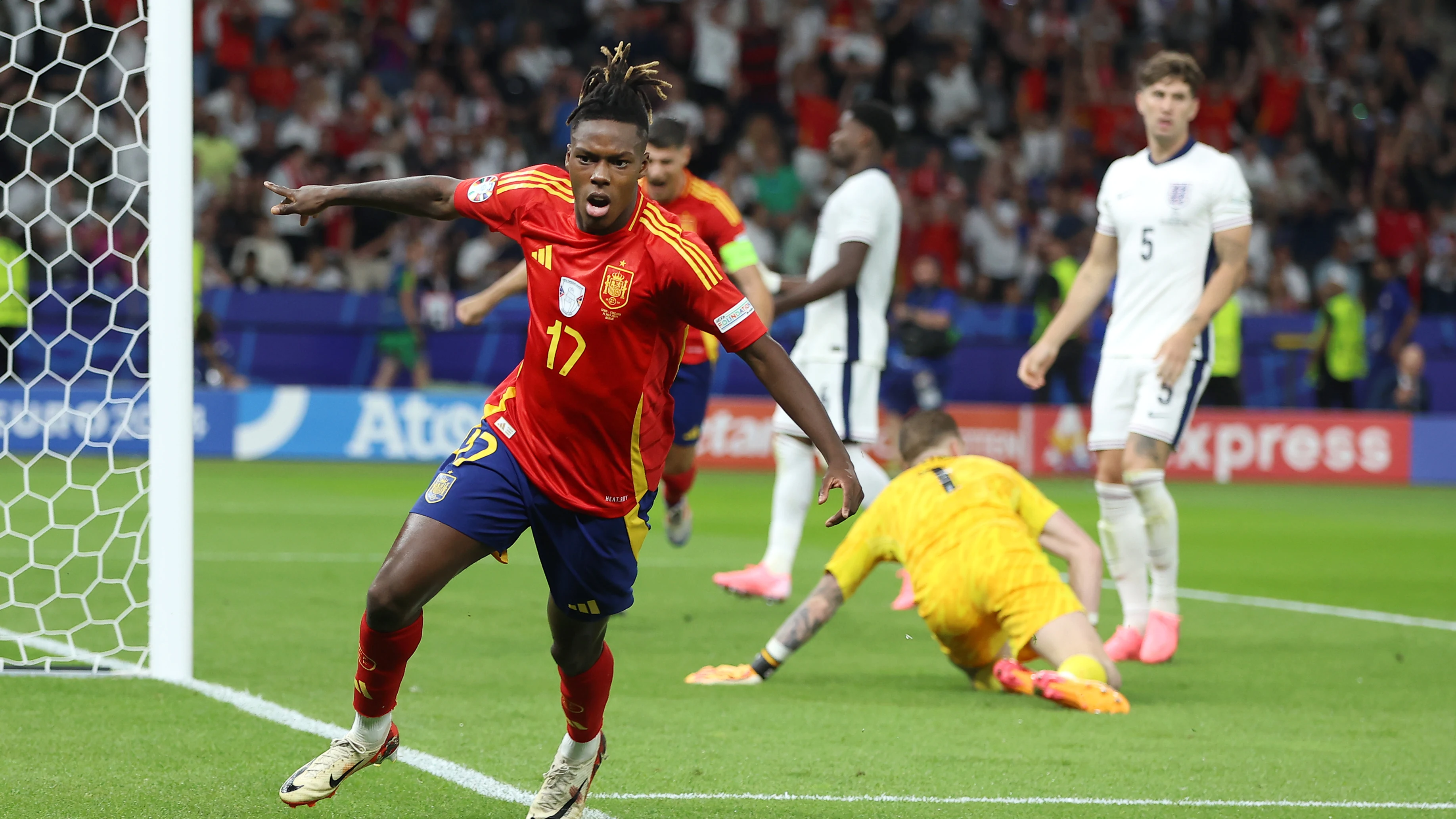 Nico Williams celebra el gol ante Inglaterra en la final de la Eurocopa