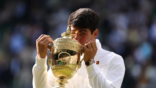 Alcaraz besa el título de Wimbledon Alcaraz besa el título de Wimbledon