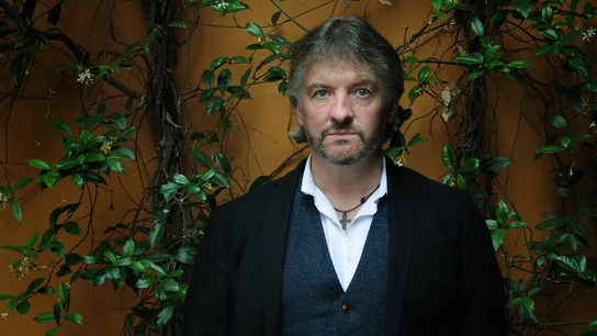 John Connolly Vuelve John Connolly, el escritor capaz de escribir 20 novelas de detectives y que todas sean buenas