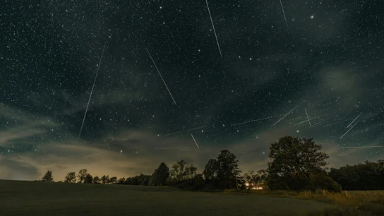 Espectacular imagen del cielo estrellado y con estrellas fugaces. Espectacular imagen del cielo estrellado y con estrellas fugaces.